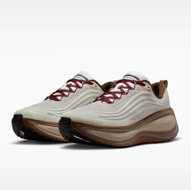 NIKE VOMERO PLUS - Caldera Brown